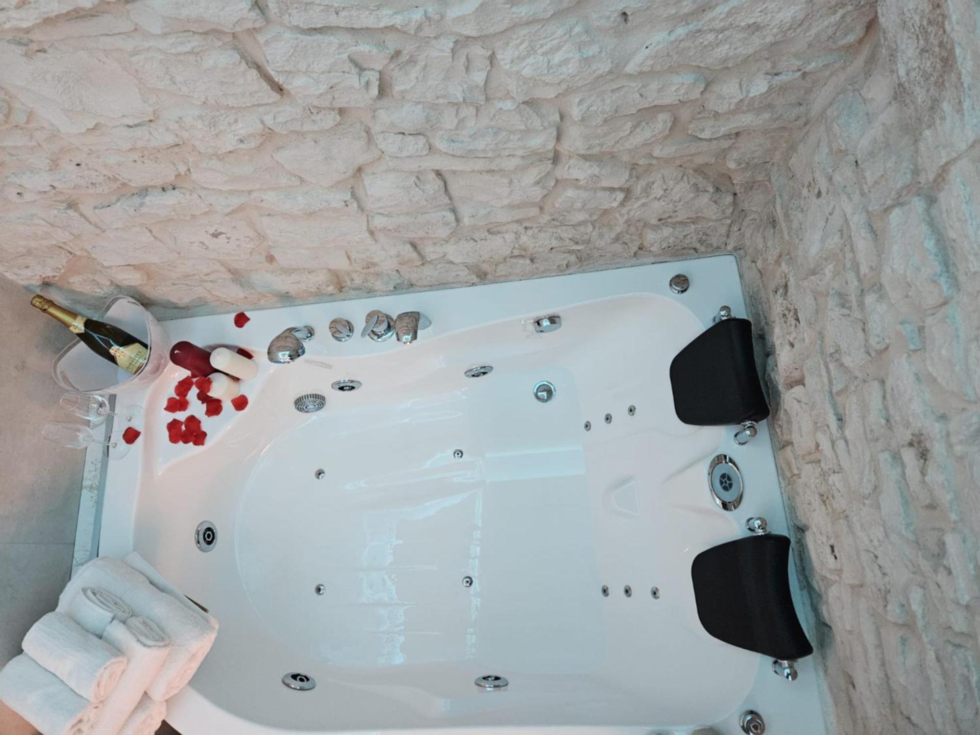 Luxuite Spa Con Piscina E Jacuzzi Alberobello Exteriör bild
